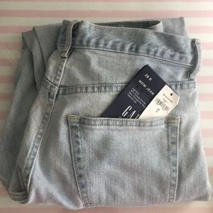 GAP MoM Jeans new with tags size 28! Light wash